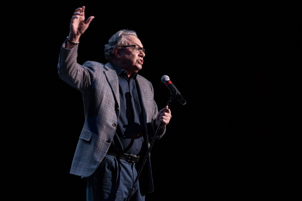 Review: Lewis Black Warms up the Palace with Lively Rants 