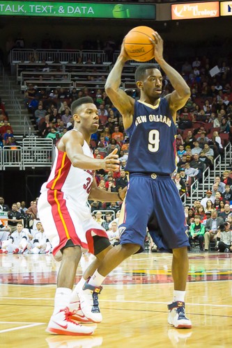 Norris Cole guards Russ Smith from behind.
