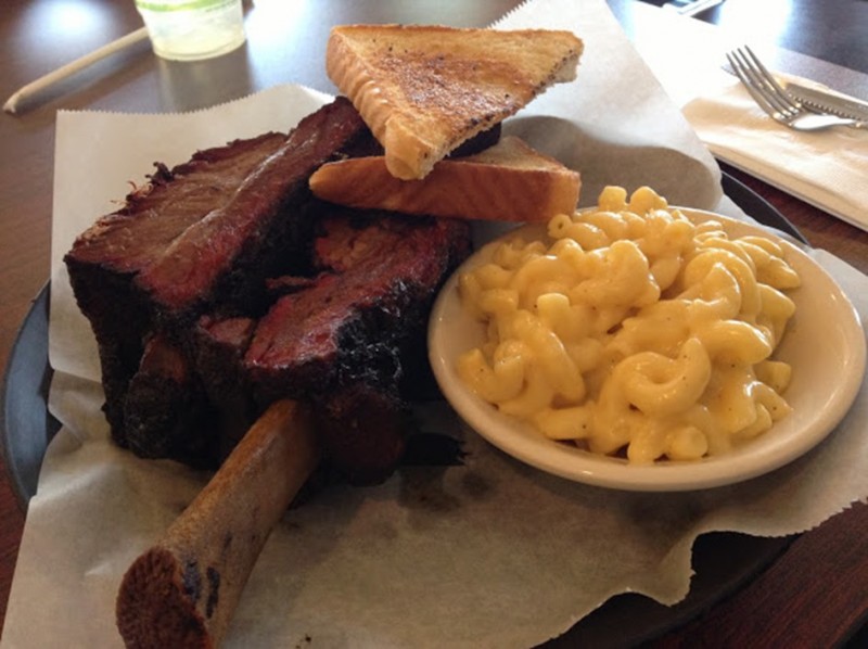 Beef ribs with macaroni and cheese
