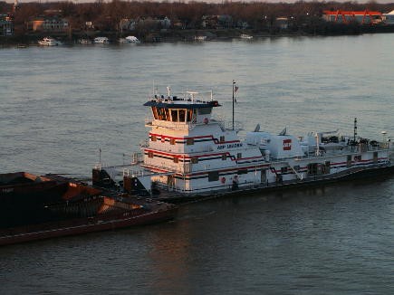 American Electric Power&#039;s towboat AEP Leader pushing coal...