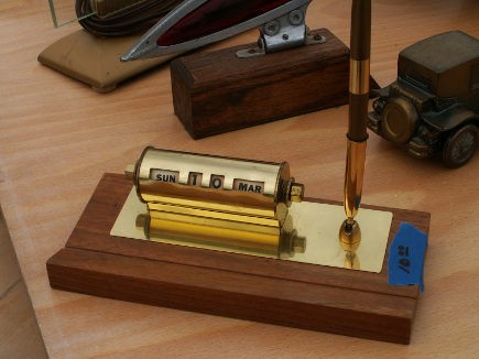 This perpetual desk calendar and pen set will take you back to the days of Mad Men and Madison Avenue.