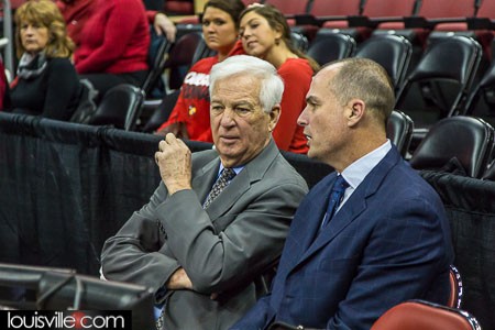 ESPN analysts Bill Raftery and Jay Bilas talk before the game.