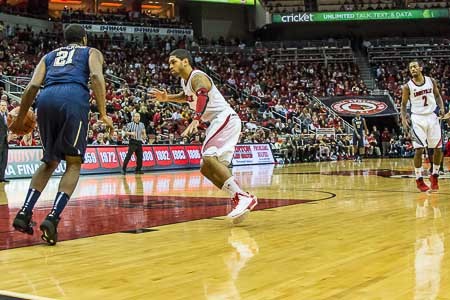 The Cards were in the full court press with Peyton Siva guarding Lamar Patterson (21).