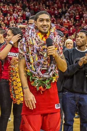 Peyton Siva speaks to the fans after getting lei&#039;d by his family.