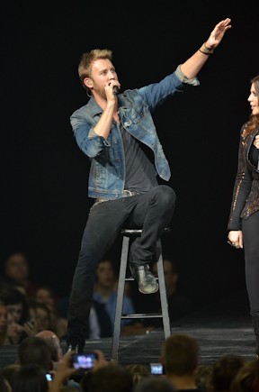 Vocalist Charles Kelley stopping the band members at the beginning of the concert