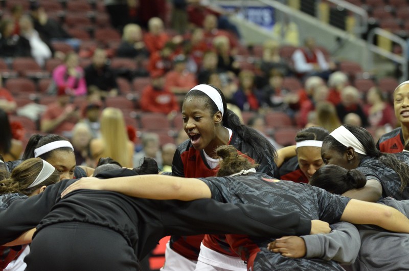 Shawnta&#039; Dyer leads the team in pre-game cheering