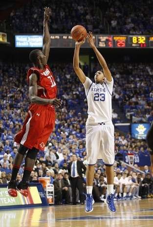 Davis adjusts his shot