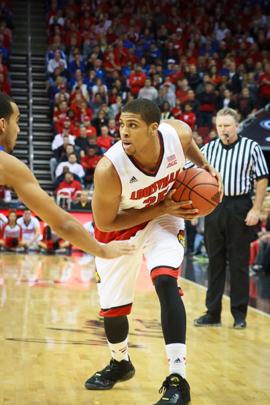 Wayne Blackshear looked for someone to pass it to.
