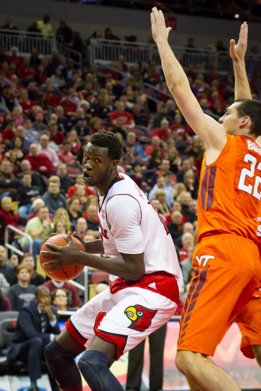 Mangok Mathiang saw a path to the hoop.