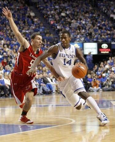 Kidd-Gilchrist drives on Lamar...and wins