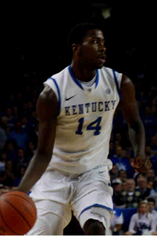 Kidd-Gilchrist looks for Davis under the basket