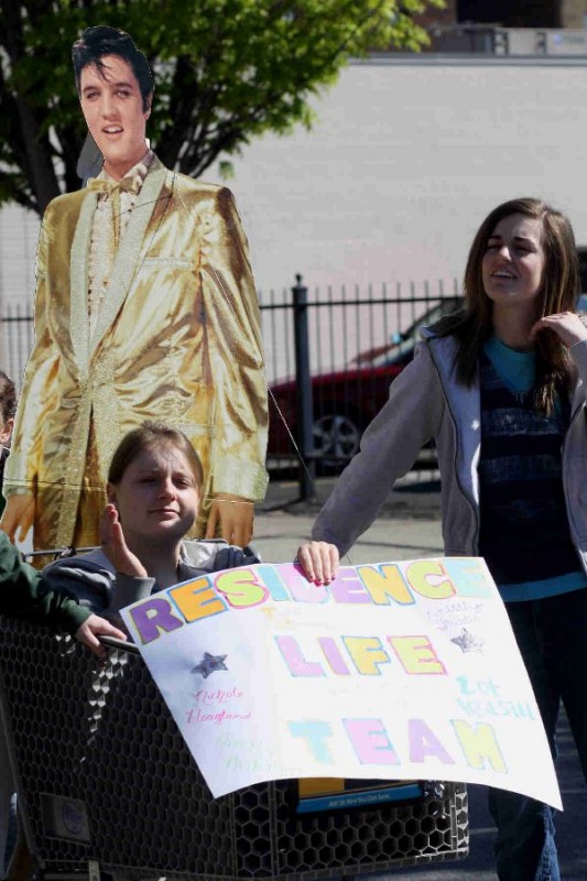 Elvis helps &quot;push&quot; the parade down 3rd Street