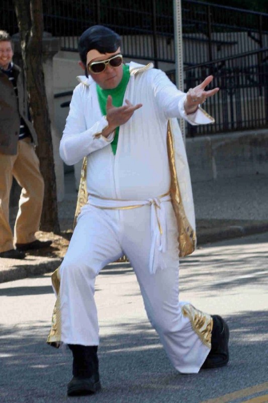 Elvis entertained the crowd lined on 3rd and 4th Streets