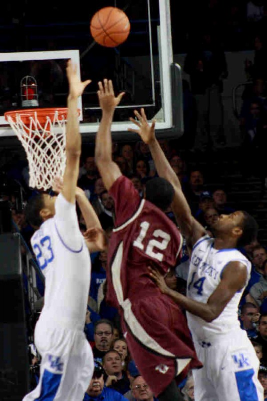 Davis and Kidd-Gilchrist attempt to block the shot