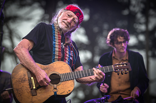 Willie Nelson is on the road again to Louisville